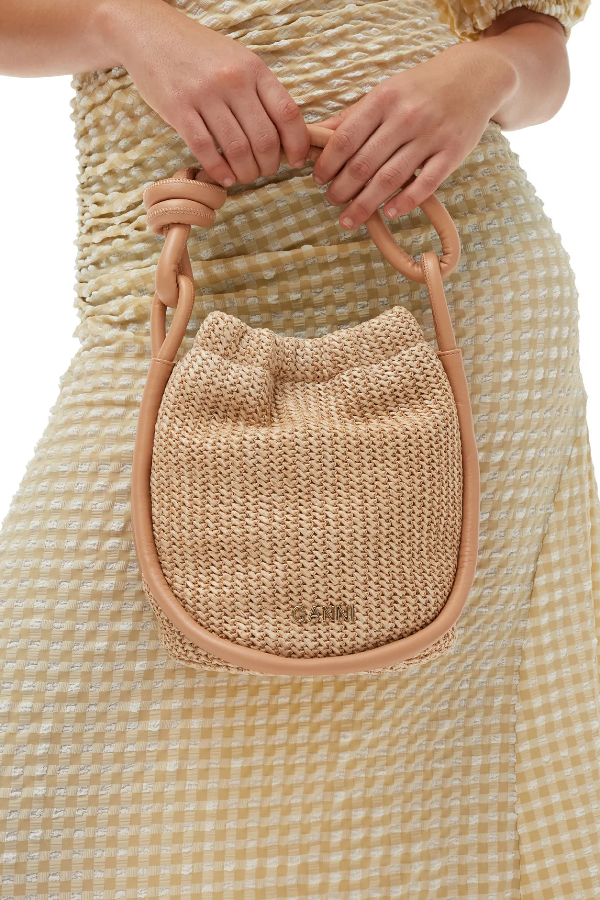 Store GANNI Small Knot Bucket Raffia Bag Tan